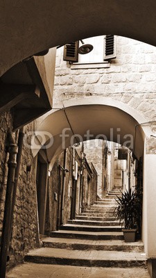 George, Street as Stairway (straße, wölben, treppenhaus, treppe, step, bogengang, stadt, stadtlandschaft, italien, fenster, architektur, gebäude, haus, zuhause, retro, jahrgang, sepia, filter, kultur, erbschaft, sicilia, sonnenlicht, bejahrt, uralt, apartment, broken, backstei)