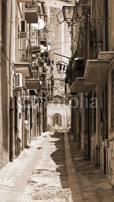 George, Street in Palermo (sicilia, sicilia, italien, italienisch, palermo, architektur, straße, kirche, religion, dom, fenster, haus, zuhause, historisch, retro, jahrgang, sepia, filter, uralt, apartment, balkon, gebäude, backstein, stadt, stadtlandschaft, tür, äusseres, europ)