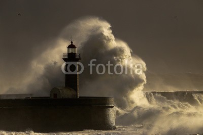 Carlos, Storm with big waves near a lighthouse (himmel, wasser, sonnenuntergang, natur, landschaft, warnung, weiß, licht, küste, turm, meer, ozean, dunkel, rivers, gefahr, küste, safety, fels, navigation, groß, signale, welle, sturm, stürmisch, tsunamis, wind, dramatisch, leuchtturm, atlantic, orka)