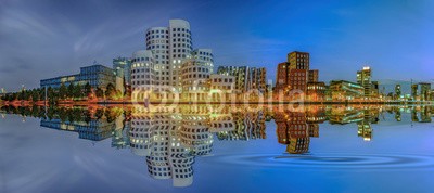 Blickfang, Medienhafen Düsseldorf Abend Wasserspiegelung Panorama (bau, architektur, zukunft, metall, silber, futuristisch, verbiegen, himmel, büro, stadt, hafen, wasser, rhein, medien, modern, spiegelung, abend, nacht, beleuchtung, panoram)