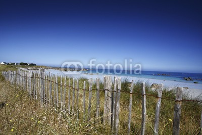 Nailia Schwarz, Küste und Strand in der Bretagne (bretagne, küste, stranden, sand, backstein, meer, sommer, froh, zaun, düne, düne, gras, wasser, fels, fussweg, straßen, natur, naturschut)