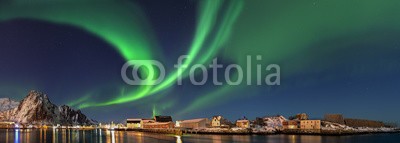 Blickfang, Nordlicht in  Norwegen Svolvaer Panorama (lofoten, norge, polarkreis, winter, arktis, nacht, niemand, licht, nordlicht, beleuchtet, natur, dunkel, landschaft, himmel, leuchtturm, nordlicht, schnee, grün, wasser, fjord, hafen, hafenstadt, panoram)