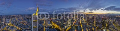 Blickfang, Panorama  Frankfurt Nacht Luftaufnahme (hochhaus, frankfurt, beleuchtet, abendstimmung, skyline, urbano, lampe, licht, luftaufnahme, über, himmel, panoram)