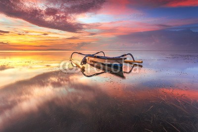 farizun amrod, Beautiful Sunrise Scene in Bali, Indonesia. The boat ( Jukung) at Sanur Beach (bali, sonnenuntergang, insel, tropisch, reisen, anblick, sonnenaufgang, kultur, horizont, orange, indonesien, sommer, licht, dorf, sonne, traditionell, balinesisch, asien, echte kaimane, strand, bunt, aruba, himmel, morgengrauen, boot, tourismus, cancu)