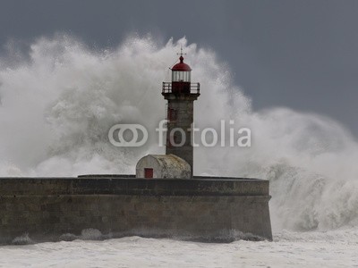 Zacarias da Mata, Stormy waves over old lighthouse (leuchtturm, sturm, stürmisch, portugal, welle, meer, groß, tsunamis, porto, atlantic, wind, weiß, orkan, pfeiler, licht, ozean, natur, wasser, himmel, gefahr, küste, dramatisch, tage, farbe, kräfte, wetter, katastrophe, schwer, leuchtfeuer, energi)