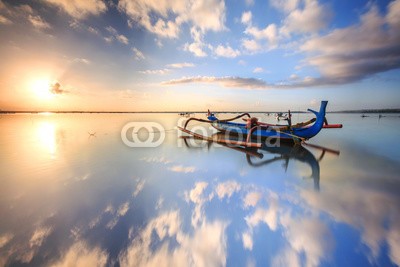 farizun amrod, morning sun in Bali, Indonesia. Traditional fishing boats at Sanur beach (bali, sonnenuntergang, insel, tropisch, reisen, anblick, sonnenaufgang, kultur, horizont, orange, indonesien, sommer, licht, dorf, sonne, traditionell, balinesisch, asien, echte kaimane, strand, bunt, aruba, himmel, morgengrauen, boot, tourismus, cancu)