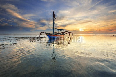 farizun amrod, Traditional Balinese fishing boat Jukung at Sanur beach in Bali (asien, asiatisch, hintergrund, bali, balinesisch, schöner, boot, ernte, kultur, umwelt, fischer, fischfang, essen, korn, gras, wachsen, indonesien, bewässerung, insel, landschaft, lush, natur, neu, ozean, reisfeld, einträchtig, pflanze, rice, ländlich)