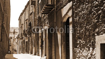 George, Piazza Armerina in Sicily (sicilia, italien, italienisch, piazza, stadt, stadtlandschaft, architektur, straße, fenster, haus, zuhause, historisch, gasse, uralt, retro, jahrgang, sepia, filter, apartment, balkon, gebäude, backstein, geknackt, tür, äusseres, europa, fassade, eng)