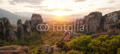 Cara-Foto, Sandsteinfelsen mit Meteora-Klöstern bei Sonnenuntergang (fels, wald, sonnenuntergang, meteor, berg, ziegeldächer, denkmal, ehemalig, eindrucksvoll, hinreißend, hübsch, strahlende, gold, leuchtend, lonely, religiös, beschaulichkeit, glaube, gott, mönch, nonne, höhlen, james bond, film, griechenlan)