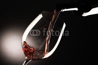 MAURO, glass with red wine on dark background (wein, rot, trinken, glas, flasche, chianti, merlot, foodie, ernten, weinprobe, alkohol, hintergrund, bar, schöner, getränke, bordeaux, cabernet, feiern, feier, abendessen, trinkend, weintraube, party, gießen, schütten, besinnung, restaurant, platsc)