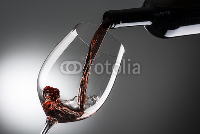MAURO, glass with red wine on dark background (wein, rot, trinken, glas, flasche, chianti, merlot, foodie, ernten, weinprobe, alkohol, hintergrund, bar, schöner, getränke, bordeaux, cabernet, feiern, feier, abendessen, trinkend, weintraube, party, gießen, schütten, besinnung, restaurant, platsc)