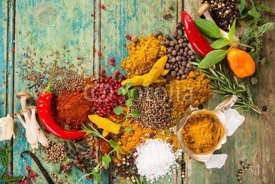 Lukas Gojda, Various colorful spices on wooden table (backgrounds, rahmen, essen, tisch, exemplar, raum, landesgrenzen, jahrgang, stern, wein, natur, leaf, küche, kochen, kochkunst, kraut, zutaten, trocken, gewürz, pulver, würze, holz, löffeln, pfeffer, orientieren, striegeln, kardamom, chilies, rustika)