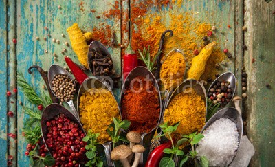 Lukas Gojda, Various colorful spices on wooden table (backgrounds, rahmen, essen, tisch, exemplar, raum, landesgrenzen, jahrgang, stern, wein, natur, leaf, küche, kochen, kochkunst, kraut, zutaten, trocken, gewürz, pulver, würze, holz, löffeln, pfeffer, orientieren, striegeln, kardamom, chilies, rustika)