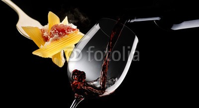 MAURO, Macaroni with tomato sauce and glass with red wine (wein, rot, trinken, glas, flasche, chianti, merlot, foodie, ernten, weinprobe, alkohol, hintergrund, bar, schöner, getränke, bordeaux, cabernet, feiern, feier, abendessen, trinkend, weintraube, party, gießen, schütten, restaurant, platsch, weingläse)