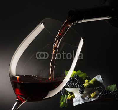 vagabondo, glass with red wine (wein, rot, trinken, glas, flasche, chianti, merlot, foodie, ernten, weinprobe, alkohol, backgrounds, bar, schöner, getränke, bordeaux, cabernet, feiern, feier, abendessen, trinkend, weintraube, party, gießen, schütten, besinnung, restaurant, platsc)