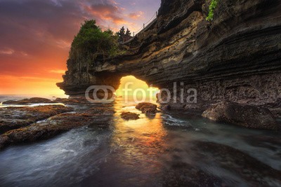 farizun amrod, Sunset at Batu Bolong & Tanah Lot - Bali, Indonesia (bali, insel, orientalisch, reisen, orientierungspunkt, kultur, symbol, hinduismus, indonesien, traditionell, asien, erbschaft, berühmt, architektur, sacred, tempel, tourismus, religion, uralt, meer, schöner, wasser, natur, urlaub, ozean, sonnenuntergan)