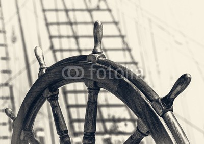 frog-travel, Steering wheel of old sailing vessel in retro style. (segelboot, schiff, kapitän, nautisch, lenkrad, kreuzfahrt, sailing, fahrzeug, steuerruder, skipper, räder, navigation, yacht, holzterrasse, ausstattung, segelsport, boot, close-up, steuern, führung, manual, marin, meer, schifffahrt, lenkung, angehe)