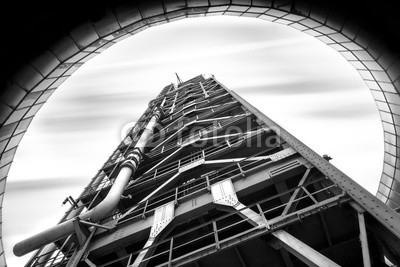 Henrique Silva, Old refinery tower at black and white in center of Lisbon (rohöl, petrochemisch, industrie, öl, turm, röhren, kräfte, business, ingenieurwesen, pumpe, stapel, raffinerie, lissabon, chemisch, destillation, technologie, gebäude, portugal, ausstattung, energie, köcher, schornstein, gas, gewerblich, fabrikatio)