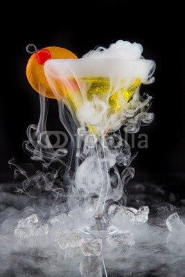 Lukas Gojda, Cocktail with ice vapor on bar desk. (weihnachten, backgrounds, abstrakt, obst, wein, eis, trinken, nebel, kalt, exemplar, flüssigkeit, bar, getränke, neu, dampf, copy space, fest-, feier, dampf, alkohol, vertikal, schwarz, dioxid, kühl, lang, effekt, kunstvoll, raum, alkoholiker, damp)