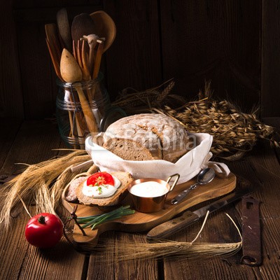 Dar1930, homemade bread with cream and tomato (essen, brot, sahne, tomaten, polen, frisch, gesund, vegetarisch, käse, mahlzeit, landwirtschaftlich, gemüse, abendessen, kochkunst, rot, erhitzt, weiß, suppen, ausschuss, frühstücken, essen, schüssel, geschmackvoll, sahnig, köstlich, background)