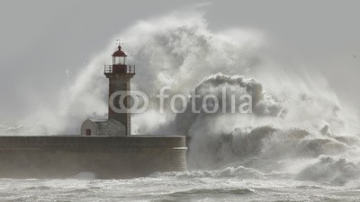 Zacarias da Mata, Stormy and sunny waves (stürmisch, groß, meer, welle, leuchtturm, tsunamis, küste, atlantic, sturm, froh, portugiesisch, portugal, weiß, landschaft, ozean, tage, natur, farbe, himmel, licht, wasser, bunt, reisen, sonne, kräfte, energie, freiheit, wetter, gefahr, fließe)