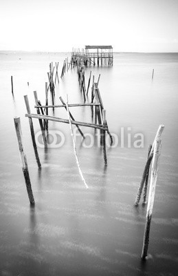 Henrique Silva, A peaceful ancient pier (weiß, schwarz, landschaft, pfeiler, strand, natur, wasser, himmel, wellenbrecher, hölzern, see, sonnenuntergang, brücke, abenddämmerung, szene, meer, ozean, entspannung, abend, küste, morgens, horizont, lang, beruhigt, twilight, fotografi)