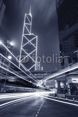 leeyiutung, Night Traffic in Hong Kong City (stadt, bürogebäude, verkehr, urbano, midtown, schwarzweiß, architektur, asien, hintergrund, verwischen, gebäude, business, autos, china, stadtlandschaft, altersgenosse, stadtteil, downtown, abenddämmerung, schnell, financial district, skyscrape)