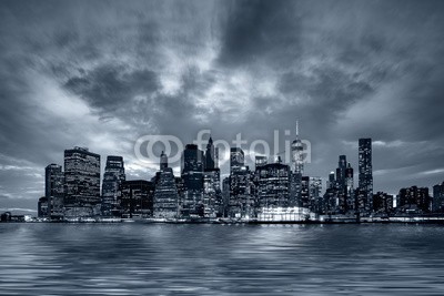 bluraz, New York City at night (gebäude, reisen, nacht, skyline, new york city, manhattan, states, urbano, architektur, äusseres, skyscraper, uns, berühmt, abenddämmerung, outdoors, downtown, himmel, angestrahlt, altersgenosse, blau, wasser, horizontale, big apple, panoramisc)
