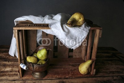 Nailia Schwarz, Still-Life with Pears (stilleben, stilleben, birne, birne, obst, fruchtig, rustikal, metall, bronzed, kupfer, holz, hölzern, board, plank, staat, landhausstil, stil, jahrgang, retro, antikes, classic, klassik, hell, dunkel, braun, grün, blatt, pflanze, beruhigt, beruhig)