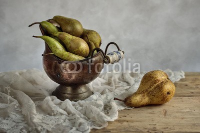 Nailia Schwarz, Classic Studio Still-Life with Pears (stilleben, stilleben, birne, birne, obst, fruchtig, rustikal, metall, bronzed, kupfer, holz, hölzern, board, plank, staat, landhausstil, stil, jahrgang, retro, antikes, classic, klassik, hell, dunkel, braun, grün, blatt, pflanze, beruhigt, beruhig)