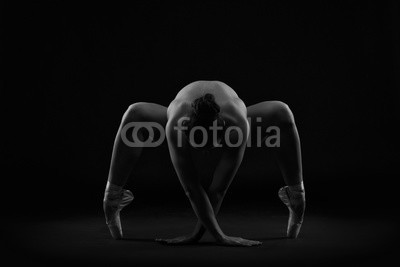 staras, Art nude. Perfect flexible sexy body of young woman on black background (nackt, frau, kunst, körper, nackt, yoga, asana, pilates, ballerina, ballett, schuh, schönheit, tänzer, tanzen, biegsam, flexibilität, weiblich, sexy, sinnlichkeit, geschlechtlich, erotisch, modellieren, sinnlich, fitness, figuren, aufgaben, hochsit)