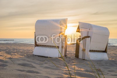 ThomBal, Die Abendstimmung im Strandkorb an der Ostsee geniessen (ostsee, nordsee, sonnenuntergang, strandkorb, strandkorb, stranden, rügen, usedom, sonne, leuchten, sonnenstrahl, sonnenstrahl, abendstimmung, abend, meer, ozean, sandstrand, sand, time out, wellness, gelassenheit, wasser, romantisch, entspannen)