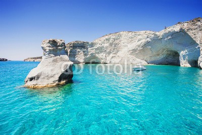 kite_rin, Sailboat in a beautiful bay, Milos island, Greece (korfu, sailing, yacht, urlaub, sommer, ägäisches meer, strand, kreta, urlaub, europa, landschaft, ozean, rhode, tropisch, anblick, europäisch, griechen, blau, himmel, landschaftlich, bellen, mittelmeer, insel, reiseziel, küste, niemand, reise)