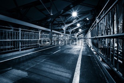 mandritoiu, Moody monochrome view of Williamsburg bridge pedestrian walkway by night in New York City (new york city, williamsburg, brücke, gotham, fussweg, gasse, architektur, schwarz, stadt, radsport, dunkel, menschenleer, leer, düster, schmutzig, mutig, gewerblich, lane, monochrom, licht, manhattan, metall, metallisch, moody, geheimnisvoll, mysteriu)