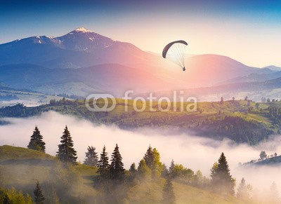 Bashkatov, Higher than clouds (fallschirme, sport, silhouette, fliegender, berg, sonnenuntergänge, sunrise, natur, landschaft, paragliding, fallschirmspringen, mann, wagnis, himmel, draußen, segelflug, spaß, reisen, anblick, horizontale, szenerie, freiheit, figuren, energie, übe)