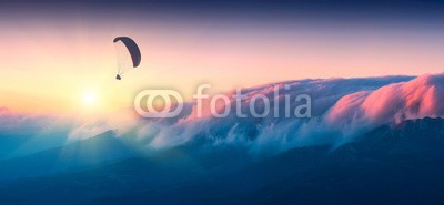 Bashkatov, In a sky above the misty Crimea (fallschirme, sport, silhouette, fliegender, berg, sonnenuntergänge, sunrise, natur, landschaft, paragliding, fallschirmspringen, mann, wagnis, himmel, draußen, segelflug, spaß, reisen, anblick, horizontale, szenerie, freiheit, figuren, energie, übe)