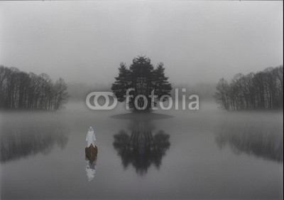 rolffimages, Lake (abstrakt, kunst, artwork, ehrfurcht, schwarz, boot, wolken, kalt, dunkel, tod, traum, abdrift, abend, schicksal, nebel, horizont, abbildung, see, landschaft, einsamkeit, verloren, magisch, mann, nebel, morgens, natur, tristesse, segel, szene, schatte)