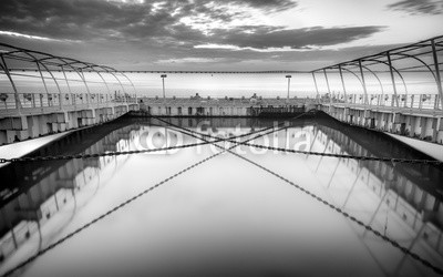 Henrique Silva, The X-Pier, industrial pier in the city of Lisbon (schwarzweiß, pfeiler, gewerblich, kette, stahl, stadt, rivers, lissabon, lissabon, portugal, sonnenaufgang, besinnung, bewölkt, wolken, himmel, landschaft, isoliert, rio, foto, morgengraue)