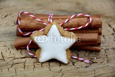 S.H.exclusiv, Weihnachtsbäckerei - Zimtstangen und Zimtstern (weihnachten, advent, frohe weihnachten, kekse, kekse, bake, brot, lebkuchen, zimt, zimtstange, urlaub, urlaub, dezember, backgrounds, rustikal, holz, jahrgang, landhausstil, rot, zeichnen, glückwunschkarte, weihnachtskarte, begrüssung, winte)