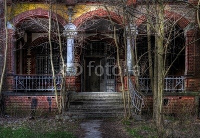 Grischa Georgiew, Geisterhaus (ruine, verfallen, sonne, sonnenstrahl, stuhl, licht, gebäude, kaputt, klapprig, aufpolieren, instandsetzung, wand, stimmung, melancholie, mauerwerk, wand, innerlich, fenster, fensterrahmen, verschmutzt, verschmutzt, mystisch, surreal, szene, dd)