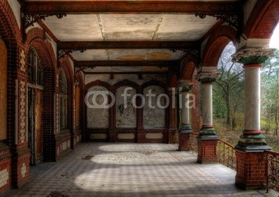 Grischa Georgiew, Beelitzer Terasse (ruine, architektur, säulen, terrassen, baustil, klassizismus, backstein, sonnenstrahl, krankenhaus, verfallen, stuhl, licht, gebäude, kaputt, klapprig, aufpolieren, instandsetzung, wand, verschmutzt, verschmutzt, mystisch, surreal, ddr, geschicht)
