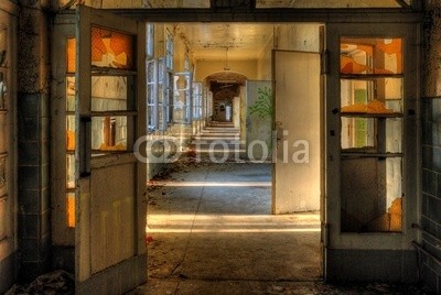 Grischa Georgiew, auf'm Gang (ruine, architektur, verfallen, sonne, tür, tür, sonnenstrahl, licht, gebäude, kaputt, klapprig, aufpolieren, instandsetzung, wand, verschmutzt, verschmutzt, mystisch, surreal, ddr, geschichte, vergangenheit, putz, mauerwerk, bröckeln, zerstörun)