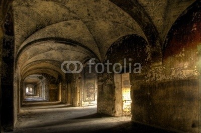 Grischa Georgiew, Beelitzer Kreuzgang (ruine, architektur, gang, gewölbe, kreuzgang, sonnenstrahl, verfallen, sonne, stuhl, licht, gebäude, kaputt, klapprig, aufpolieren, instandsetzung, wand, verschmutzt, verschmutzt, mystisch, surreal, ddr, treppe, geschichte, vergangenheit, putz, mauerwer)