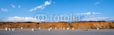 Blickfang, Strandkorb Panorama am  Strand von Sylt Kampen rotes Kliff (blau, deutsch, reiseziel, insel, meer, sand, urlaub, touristisch, nordsee, sylt, wasser, panorama, welle, stranden, strandkorb, himmel, attraktion, norderney, europa, kampen, rot, strandkor)