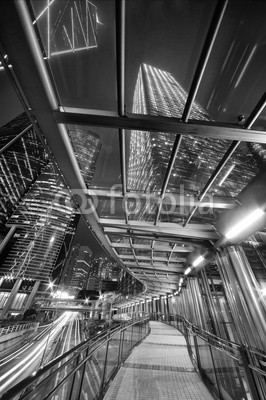 leeyiutung, Financial district of Hong Kong city at night (schwarzweiß, skyscraper, architektur, hong kong, gebäude, futuristisch, himmel, bürogebäude, glas, modern, turm, stahl, gesellschaft, business, besitz, skyline, licht, gross, fußgängerbrücke, hintergrund, financial district, konstruktion, äussere)