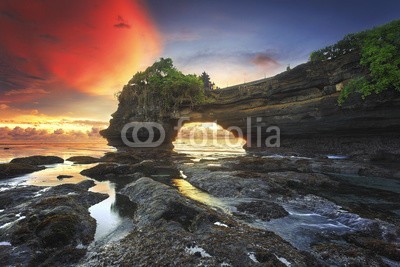 farizun amrod, Warm sunset at Batu Bolong, Tanah Lot - Bali, Indonesia (uralt, architektur, asien, asiatisch, bali, schöner, copy space, kultur, berühmt, erbschaft, hinduismus, indonesien, insel, orientierungspunkt, natur, ozean, orientalisch, posters, religion, sacred, meer, steine, sonnenaufgang, sonnenuntergang, symbo)