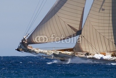 Donnerbold, Bug einer großen klassischen Yacht in voller Fahrt (segelsport, bogen, segelsport, yacht, schnell, geschwindigkeit, classic, yacht, segelschiff, schiff, groß, bejahrt, regatta, wind, meer, wasser, blau, rumpf, weiß, segler, mittelmeer, antibes, bugsprie)