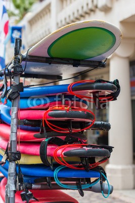 dvoevnore, Surf boards in a stack (surfbrett, strand, ozean, viele, sport, mieten, surfen, board, blau, rot, schwimmen, niemand, dreizack, lang, bunt, surfen, urlaub, reisen, meer, tourismus, urlaub, küste, reihe, speichern, einkaufen, verkaufen, verkauf, frankreich, atlanti)