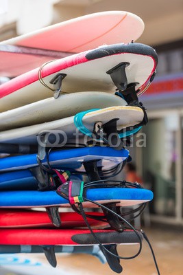 dvoevnore, Surf boards in a stack (surfbrett, strand, ozean, viele, sport, mieten, surfen, board, blau, rot, schwimmen, niemand, dreizack, lang, bunt, surfen, urlaub, reisen, meer, tourismus, urlaub, küste, reihe, speichern, einkaufen, verkaufen, verkauf, frankreich, atlanti)