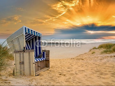 Blickfang, Strandkorb Nordsee Sonnenuntergang (blau, deutsch, reiseziel, insel, meer, sand, urlaub, touristisch, nordsee, sylt, wasser, panorama, welle, stranden, entspannung, see, rot, strandkorb, sonnenuntergänge, leuchten, sonnenstrahl, leuchtturm, sanddünen, gras, hafer, norderney, texel, hollan)